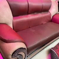یک عدد کاناپه سه نفره چرم