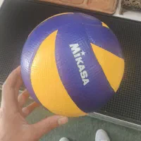 دو عدد توپ والیبال می‌کاسا اورجینال و درجه 2