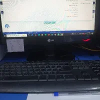 فروشنده در فروشگاه