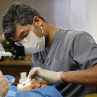 استخدام پزشک و دندانپزشک