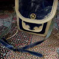 کیف دوشی زنانه  چرم اصل گاوی کاردست.