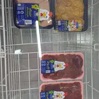 مرغ گرم تازه و گوشت چرخ کرده سالیذ و گوشت گوسفندی