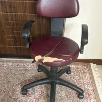 صندلی اداری و کامپیوتر
