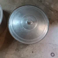 تعدادی قابلمه و است روحی به فروش می‌رسد