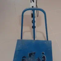 یک ترازو باسکول ۳۵۰کیلویی و یک کامپیوتر بشرط سالم