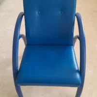 یک عدد صندلی راحتی و یک عدد کهنه شویی سالم