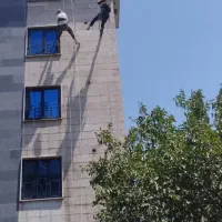 کار در ارتفاع پیچ ورولپلاک سنگ نما  با طناب راپل