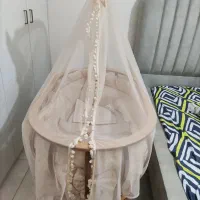 گهواره و تخت کنار مادر چوبی