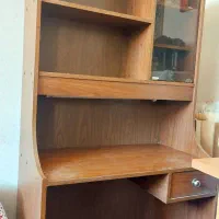 کتابخانه و میز مطالعه همراه با لامپ
