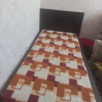 تخت یک نفر ه همرا ه با تشک خوش خواب در حد نو
