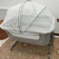 تخت نوزاد کنار مادر