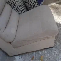 یک عدد مبل کرم مخمل بسیار نرم و سبک و سالم