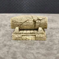 مجسمه منشور کوروش بزرگ و شاه هخامنشی