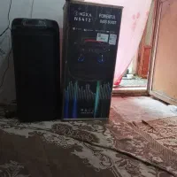 یک عدد اسپیکر نوه بلوتوثی دارای میکروفون و شارژر ا