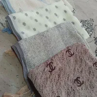 شال برشکا طرح دار
