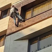 خدمات کار در ارتفاع .پیچ ورولپلاک شستشوی نما