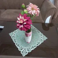 دو شاخه گل کوکب مصنوعی و یک شاخه گل رز