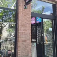 کارگر و فروشنده لوازم آرایشی