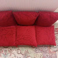 کوسن قرمز رنگ