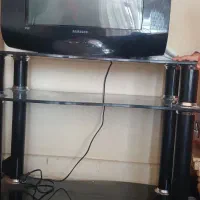 تلویزیون به همراه کنترل