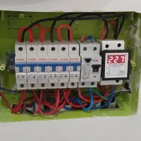 برقکار ماهر تعمیرات آیفون و نصب دوربین