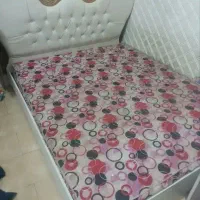 یک عدد تخت و خوشخواب دو نفره