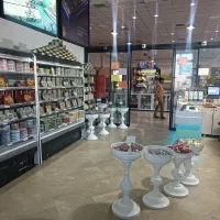سالن کار و کارگرساده آقاوفروشنده خانم درغرفه سوهان