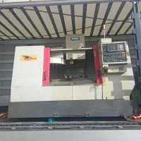 یه نفر اپراتور سی ان سی فرز