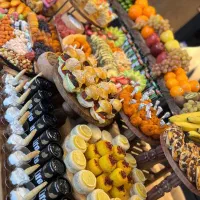 سفارش فینگر فود،سینی مزه، دلمه، میز بار وکیک تولد