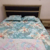 یک تخت خواب دونفره سالم‌وتاج پارچه چرم