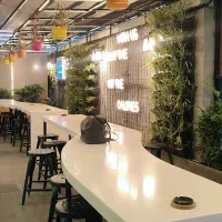 کمک ساندویچ زن