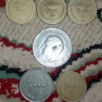 تعدادی سکه .اسکناس .ماشین