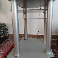 تلویزیون به همراه میز تلویزیون