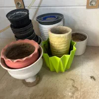 تعدادی گلدان همه سایز