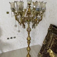 آباژور ایستاده کنار سالنی برنز