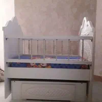 گهواره کنار تخت