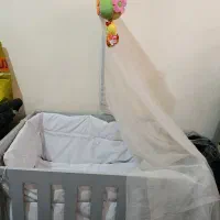 گهواره و تخت کنار مادر