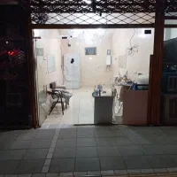 یک باب مغازه تجاری بر خیابان اصلی