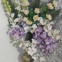 گلدان و گل مصنوعی
