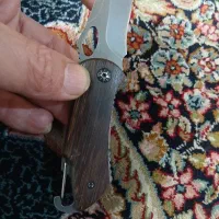 کارد شکاری تیغه فولادی آمریکایی ضامن دار دسته چوب