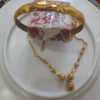یک جفت النگو وگردنبند  ۲۰۰بالای تابلو