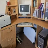 میز کامپیوتر و کتابخانه
