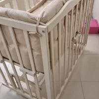 تخت نوزاد کنار مادر