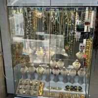ویترین مغازه بدلیجات
