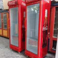 فروشند خریدار یخچال فریزر ایستاده نوشابه سالم خراب