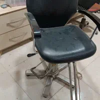 صندلی آرایشگاه و ویترین و آینه