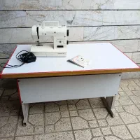 یک عدد میز چرخ خیاطی بزرگ و سالم وتمیز