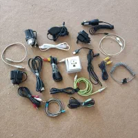 تعدادی شارژر و سیم و کابل یو اس بی و ‌جا فندکی و..
