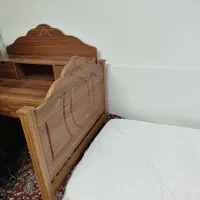 فروش یک دست میز تحریر و تخت یک نفره ست
