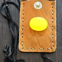 نگین شرف شمس با کیف گردنی چرم به همراه حرز